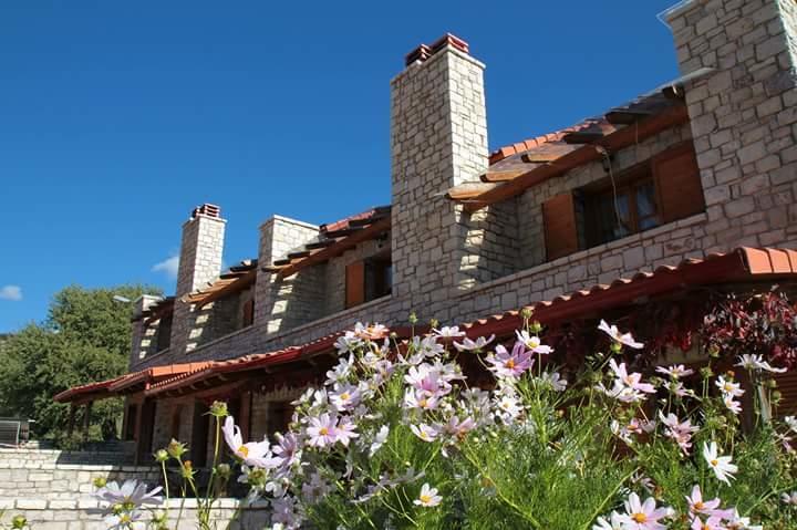Mezonetes Helmos Apartment Ano Lousoi Exterior photo